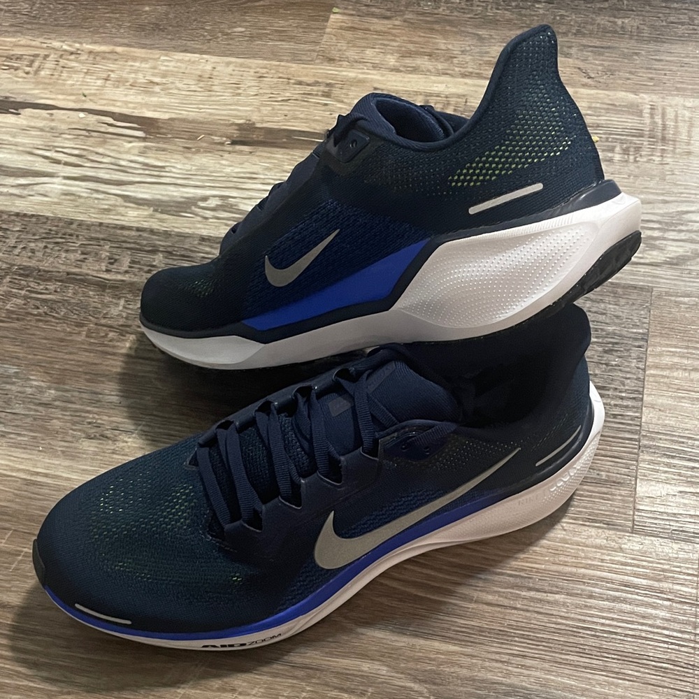 NWOB Nike Pegasus 41 Dark Blue Running Shoes with White Accents